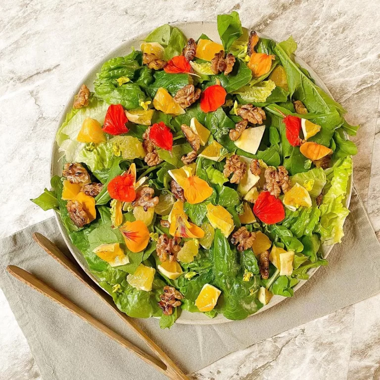 Receita de Salada de folhas com nozes picantes
